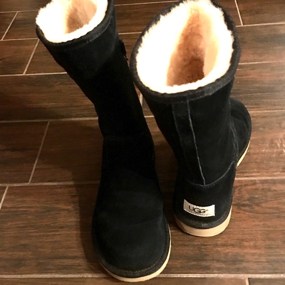 UGGS suede shearling zipper boot. - Picture 2 of 8